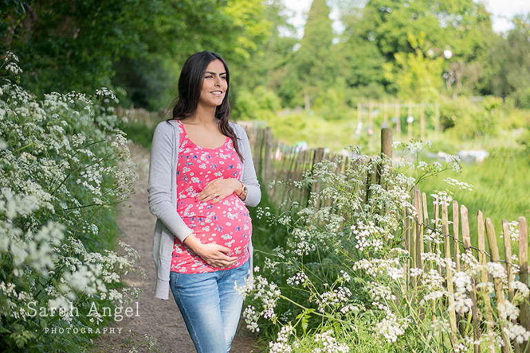 Farnham Surrey Maternity Photo Shoot outdoors. Pantone Greenery. Spring photo shoot.
